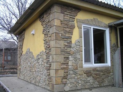 Облицовка фасада искусственным камнем цена за работу в Москве, стоимость  отделки фасадов камнем